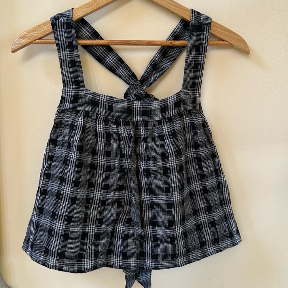 Super cute top. Back bow